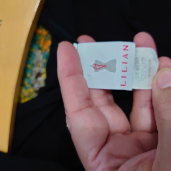 Cute black slender back sleeveless tee - Picture 2 of 4